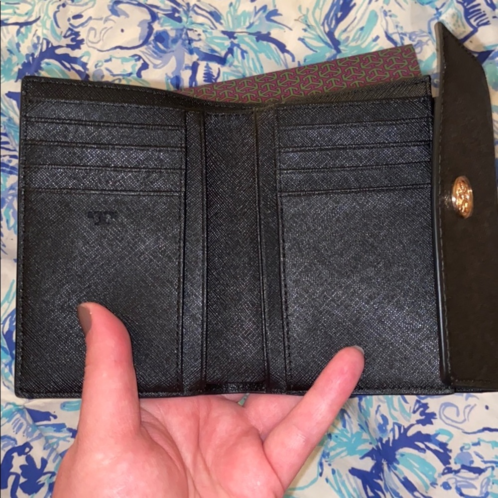 ⭐️SOLD⭐️ NWOT Tory Burch Robinson Trifold Wallet - Picture 4 of 8
